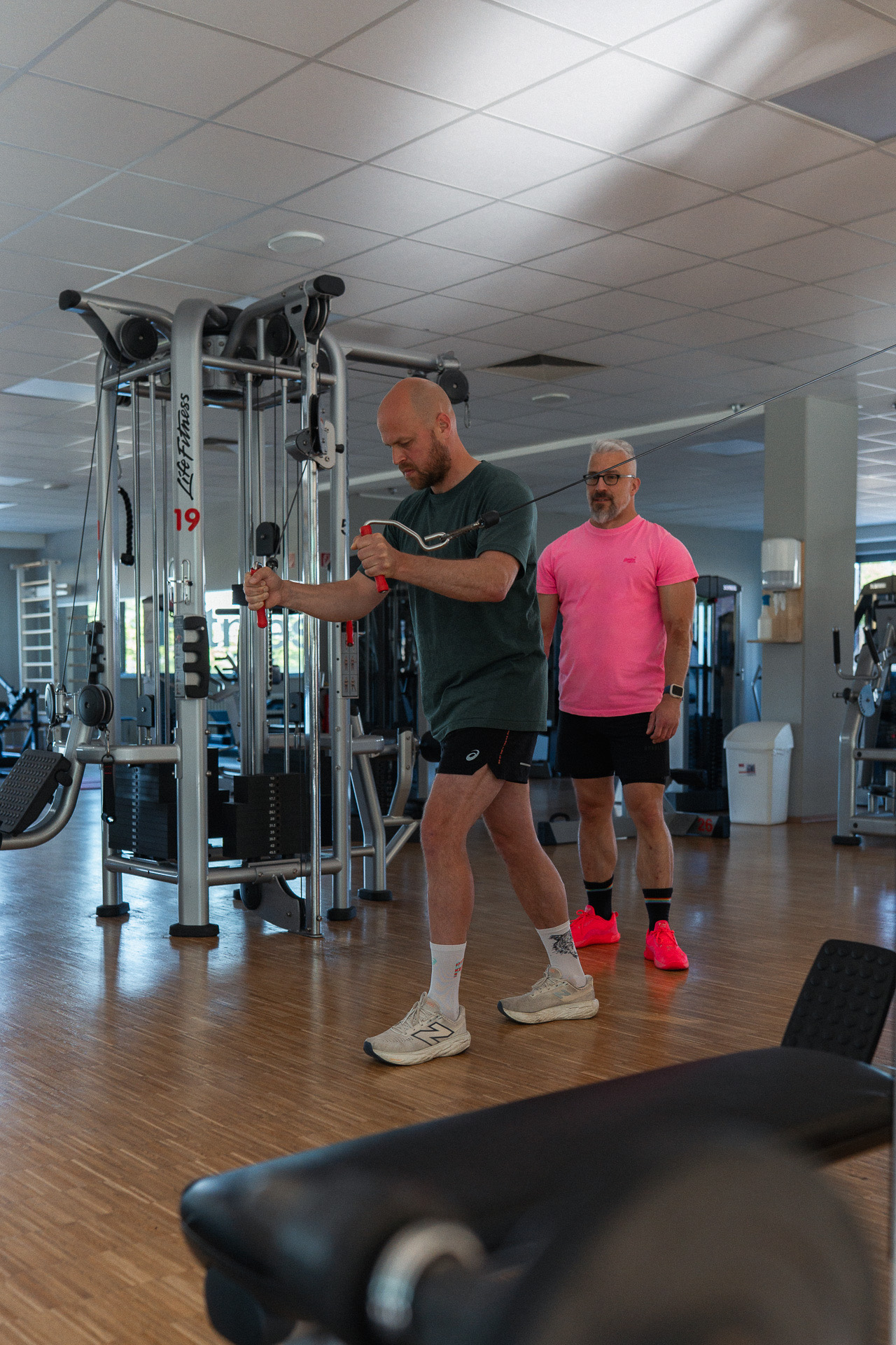 Thomas Kuballa coacht einen Klienten am Kabelzug